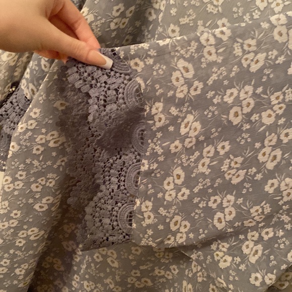 Sky Blue Floral Kimono with Lace detail on Sleeves and Hem [Size: L-XL] - Picture 3 of 5